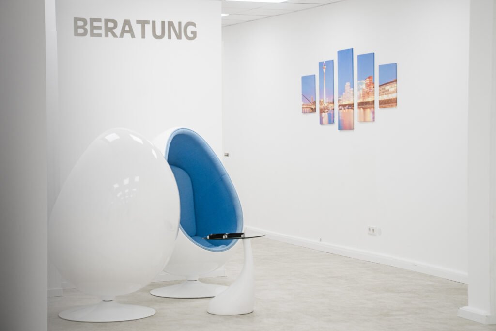 Moderner und einladender Beratungsbereich im Smile Bright Zahnaufhellungs-Studio in Düsseldorf.