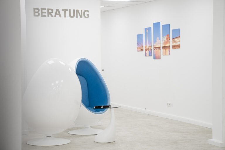 Moderner und einladender Beratungsbereich im Smile Bright Zahnaufhellungs-Studio in Düsseldorf.