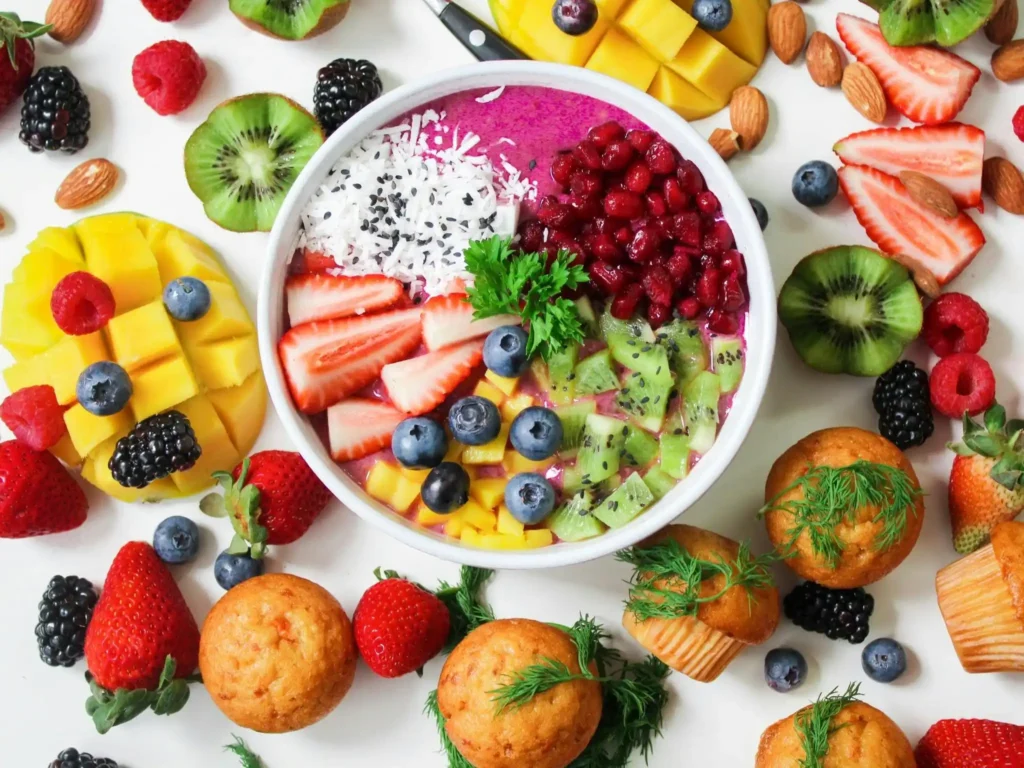 Bunte Smoothie-Bowl mit frischen Beeren, Kiwi und Früchten. Ein klassisches Beispiel für stark färbende Lebensmittel, auf die man direkt nach der Zahnaufhellung verzichten sollte.